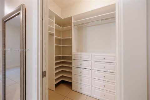 House in Miami, Florida 4 bedrooms, 172.8 sq.m. № 2045897 - photo 13