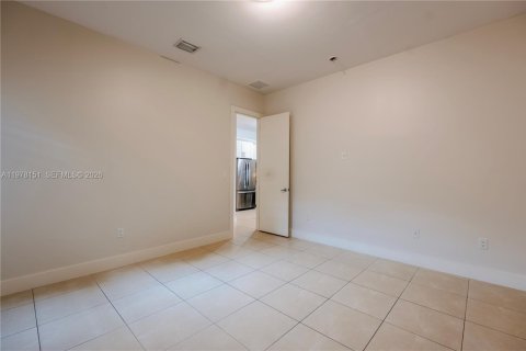House in Miami, Florida 4 bedrooms, 172.8 sq.m. № 2045897 - photo 10