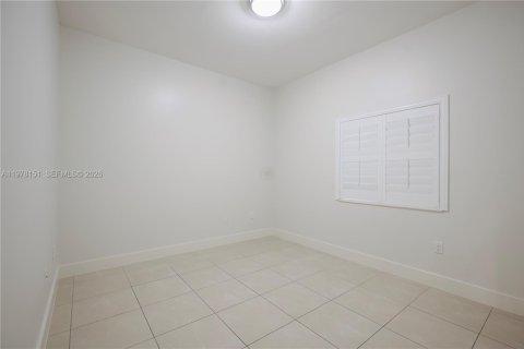 House in Miami, Florida 4 bedrooms, 172.8 sq.m. № 2045897 - photo 18