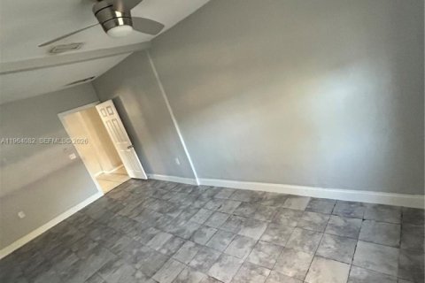 House in Miami, Florida 4 bedrooms, 146.32 sq.m. № 2026139 - photo 7