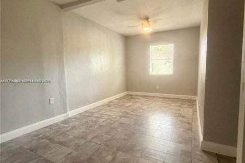 House in Miami, Florida 4 bedrooms, 146.32 sq.m. № 2026139 - photo 23