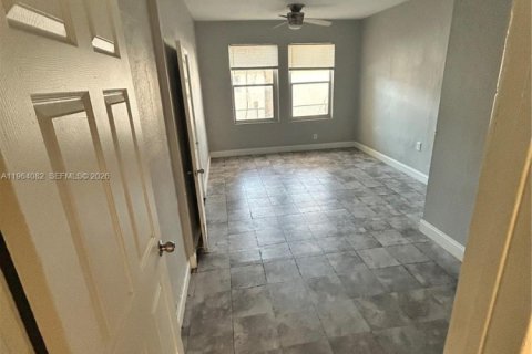 House in Miami, Florida 4 bedrooms, 146.32 sq.m. № 2026139 - photo 11