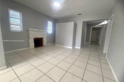 House in Miami, Florida 4 bedrooms, 146.32 sq.m. № 2026139 - photo 3