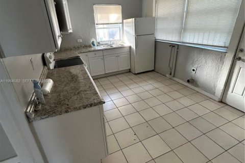 House in Miami, Florida 4 bedrooms, 146.32 sq.m. № 2026139 - photo 19