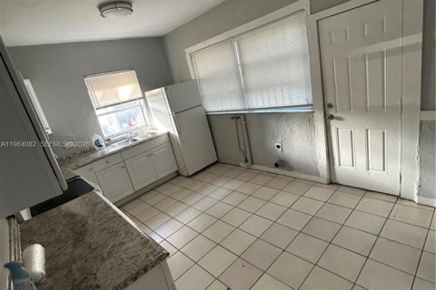 House in Miami, Florida 4 bedrooms, 146.32 sq.m. № 2026139 - photo 20