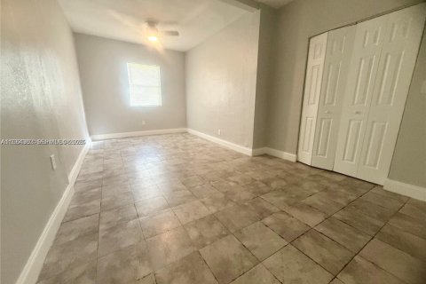 House in Miami, Florida 4 bedrooms, 146.32 sq.m. № 2026139 - photo 21