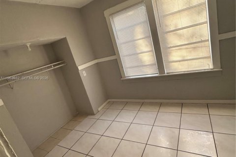 House in Miami, Florida 4 bedrooms, 146.32 sq.m. № 2026139 - photo 9