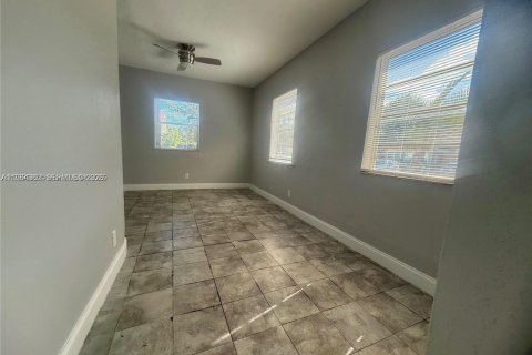 House in Miami, Florida 4 bedrooms, 146.32 sq.m. № 2026139 - photo 4