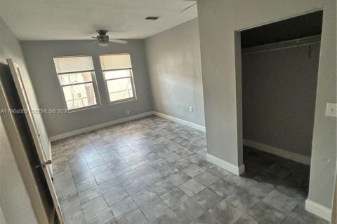 House in Miami, Florida 4 bedrooms, 146.32 sq.m. № 2026139 - photo 12