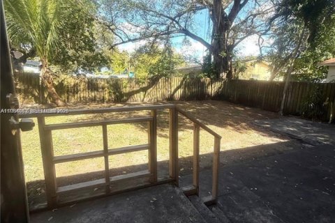 House in Miami, Florida 4 bedrooms, 146.32 sq.m. № 2026139 - photo 26