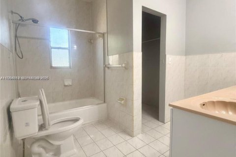 House in Miami, Florida 4 bedrooms, 146.32 sq.m. № 2026139 - photo 14