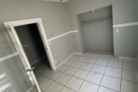 House in Miami, Florida 4 bedrooms, 146.32 sq.m. № 2026139 - photo 10