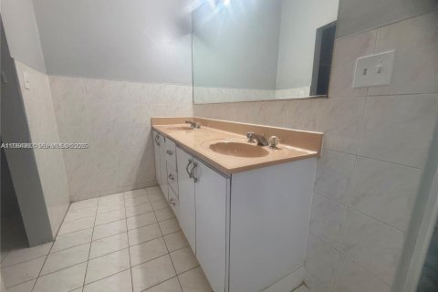 House in Miami, Florida 4 bedrooms, 146.32 sq.m. № 2026139 - photo 16