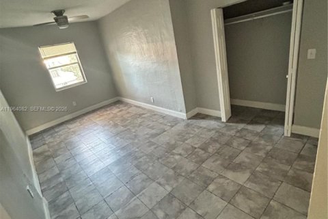 House in Miami, Florida 4 bedrooms, 146.32 sq.m. № 2026139 - photo 6