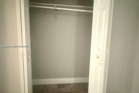 House in Miami, Florida 4 bedrooms, 146.32 sq.m. № 2026139 - photo 22