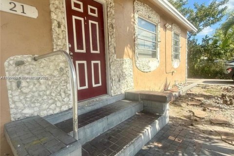 House in Miami, Florida 4 bedrooms, 146.32 sq.m. № 2026139