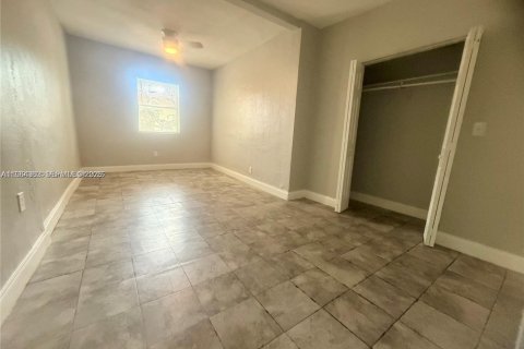 House in Miami, Florida 4 bedrooms, 146.32 sq.m. № 2026139 - photo 24