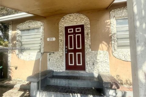 House in Miami, Florida 4 bedrooms, 146.32 sq.m. № 2026139 - photo 2