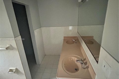 House in Miami, Florida 4 bedrooms, 146.32 sq.m. № 2026139 - photo 15