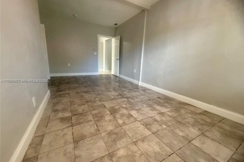 House in Miami, Florida 4 bedrooms, 146.32 sq.m. № 2026139 - photo 25