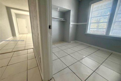 House in Miami, Florida 4 bedrooms, 146.32 sq.m. № 2026139 - photo 8