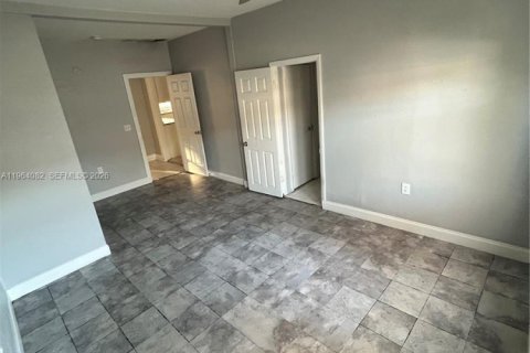 House in Miami, Florida 4 bedrooms, 146.32 sq.m. № 2026139 - photo 13