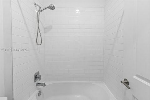 Купить виллу или дом в Локсахатчи-Гроувс, Флорида 5 спален, 309.55м2, № 1987924 - фото 27