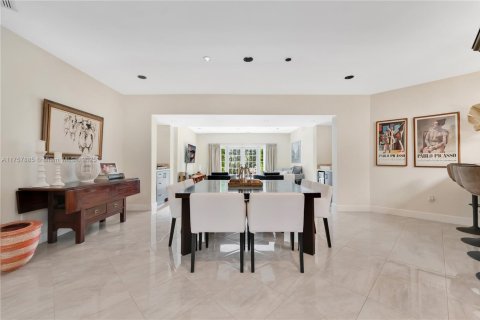 House in Coral Gables, Florida 4 bedrooms, 249.35 sq.m. № 1728621 - photo 10