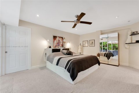 House in Coral Gables, Florida 4 bedrooms, 249.35 sq.m. № 1728621 - photo 17