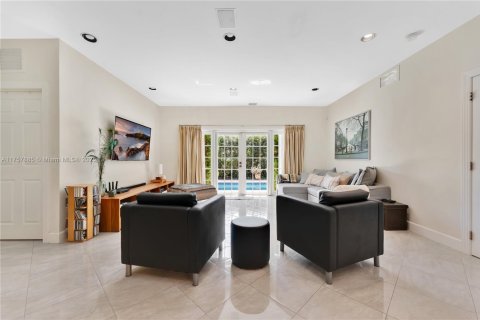 House in Coral Gables, Florida 4 bedrooms, 249.35 sq.m. № 1728621 - photo 12