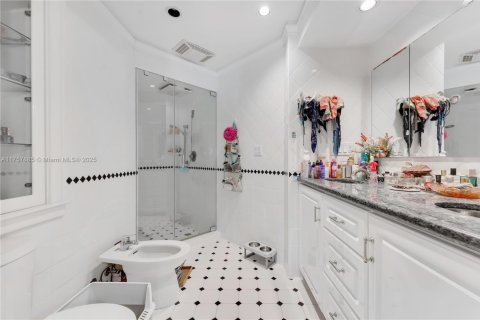 House in Coral Gables, Florida 4 bedrooms, 249.35 sq.m. № 1728621 - photo 24