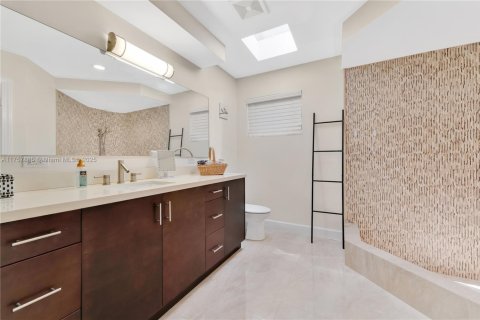 House in Coral Gables, Florida 4 bedrooms, 249.35 sq.m. № 1728621 - photo 21