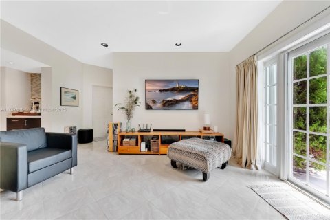 House in Coral Gables, Florida 4 bedrooms, 249.35 sq.m. № 1728621 - photo 13