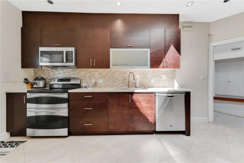 House in Coral Gables, Florida 4 bedrooms, 249.35 sq.m. № 1728621 - photo 5