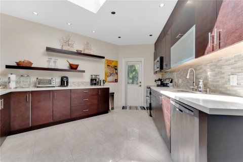 House in Coral Gables, Florida 4 bedrooms, 249.35 sq.m. № 1728621 - photo 4