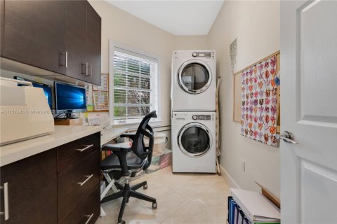 House in Coral Gables, Florida 4 bedrooms, 249.35 sq.m. № 1728621 - photo 25