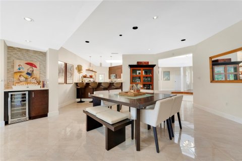 House in Coral Gables, Florida 4 bedrooms, 249.35 sq.m. № 1728621 - photo 11