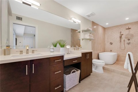 House in Coral Gables, Florida 4 bedrooms, 249.35 sq.m. № 1728621 - photo 18