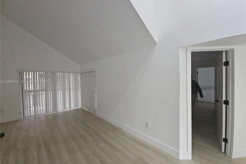 Copropriété à louer à Miami, Floride: 3 chambres, 102.38 m2 № 2060345 - photo 4