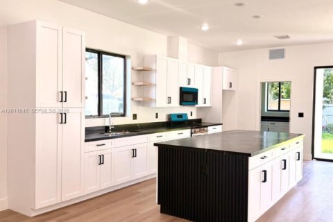 House in Miami, Florida 3 bedrooms № 2074894 - photo 20