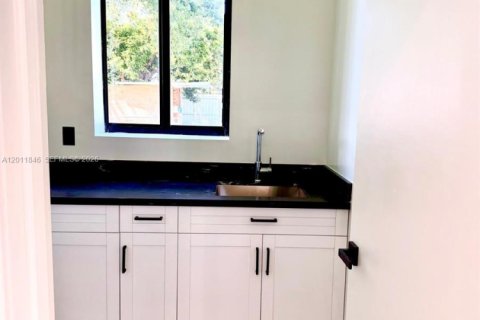 House in Miami, Florida 3 bedrooms № 2074894 - photo 22