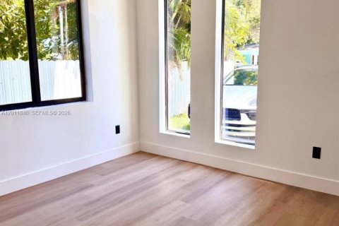 House in Miami, Florida 3 bedrooms № 2074894 - photo 3