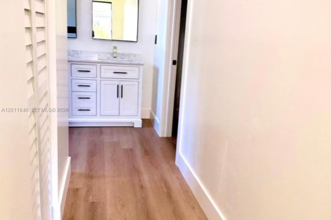 House in Miami, Florida 3 bedrooms № 2074894 - photo 8