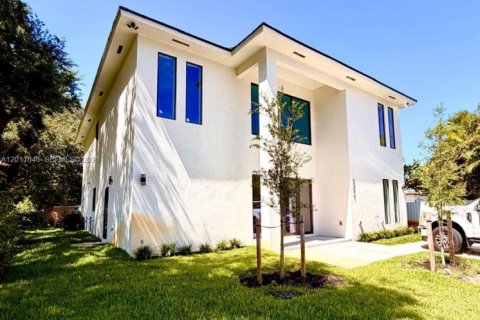 House in Miami, Florida 3 bedrooms № 2074894