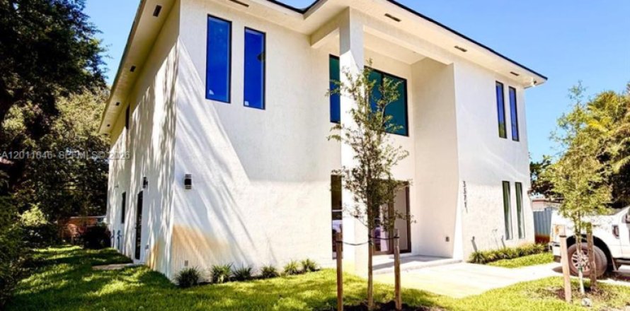 House in Miami, Florida 3 bedrooms № 2074894