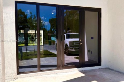 House in Miami, Florida 3 bedrooms № 2074894 - photo 2