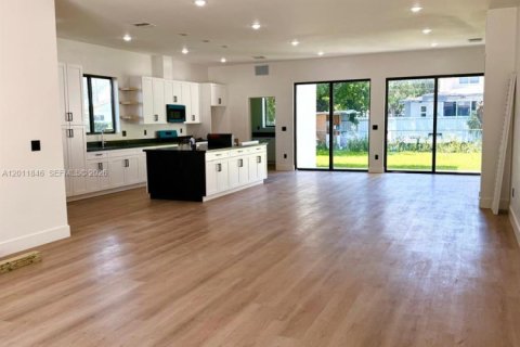House in Miami, Florida 3 bedrooms № 2074894 - photo 23