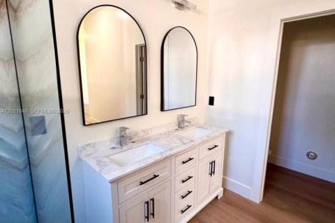 House in Miami, Florida 3 bedrooms № 2074894 - photo 10