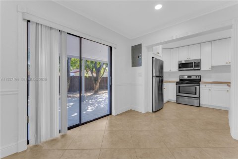 Casa en alquiler en Oakland Park, Florida, 3 dormitorios, 116.13 m2 № 1995211 - foto 2