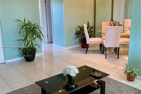 Condo in Hollywood, Florida, 1 bedroom  № 1933118 - photo 3